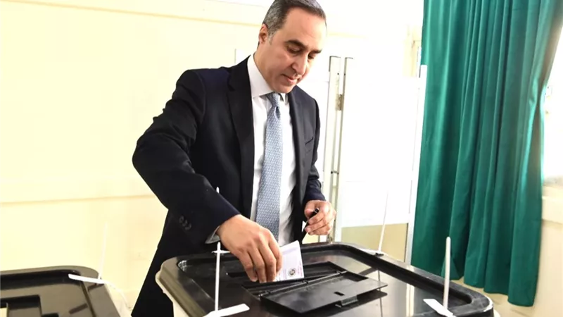 الأمين العام لمجلس النواب يدلي بصوته في الانتخابات البرلمانية 2025