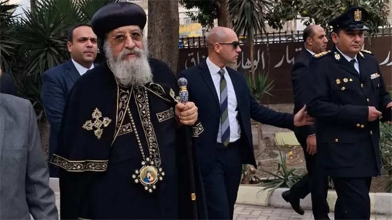 البابا تواضروس الثاني يغادر مدرسة الشهيد امتياز كامل بعد الإدلاء بصوته