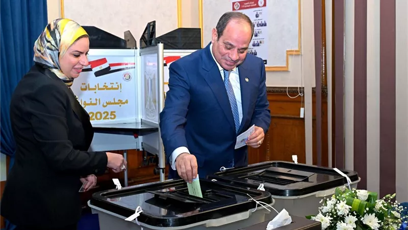 الرئيس السيسي يدلي بصوته في انتخابات مجلس النواب 2025 بمصر الجديدة
