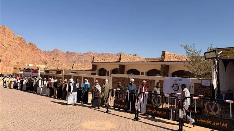 بالزي البدوي والتراث السيناوي..الناخبون يصطفون أمام لجان شرم الشيخ 