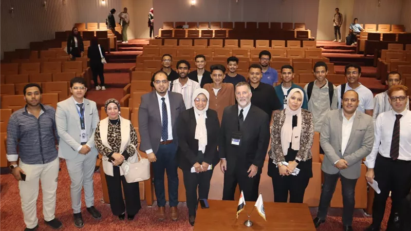 جامعة بني سويف الأهلية تهدى خبير الكيمياء الأمريكى هدية تذكارية