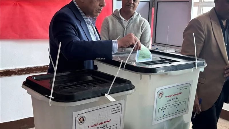 رئيس حزب حماة الوطن يدلي بصوته في انتخابات مجلس النواب 2025
