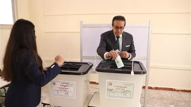 وزير الصحة والسكان يدلي بصوته في الانتخابات البرلمانية 2025 