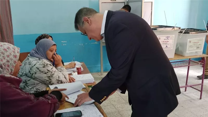 النائب طارق رضوان يدلي بصوته في انتخابات مجلس النواب بمدرسة بالمعادي