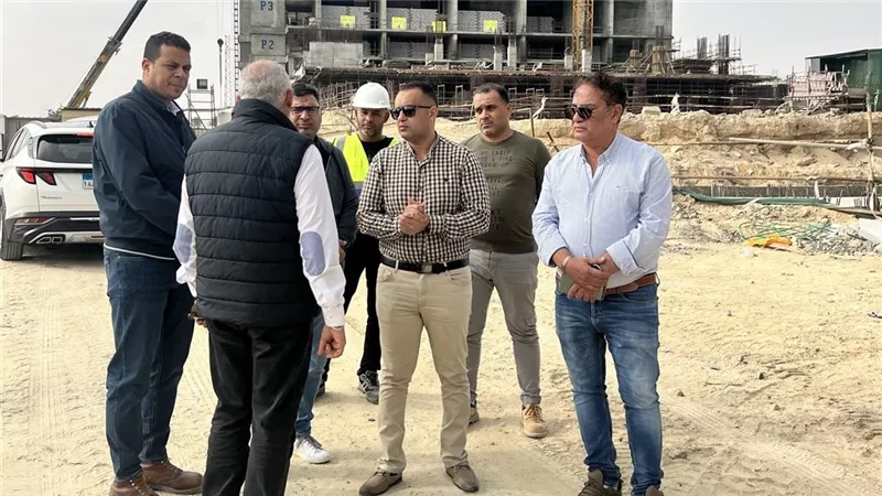 رئيس جهاز العلمين الجديدة يتابع سير العمل بمشروع أبراج «مارينا تاور»