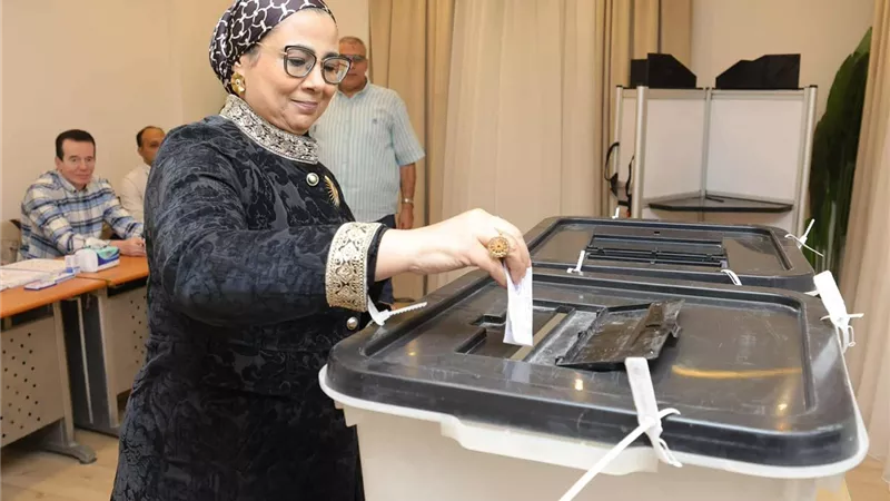 المستشارة أمل عمار تدلي بصوتها  في المرحلة الثانية من انتخابات مجلس النواب 