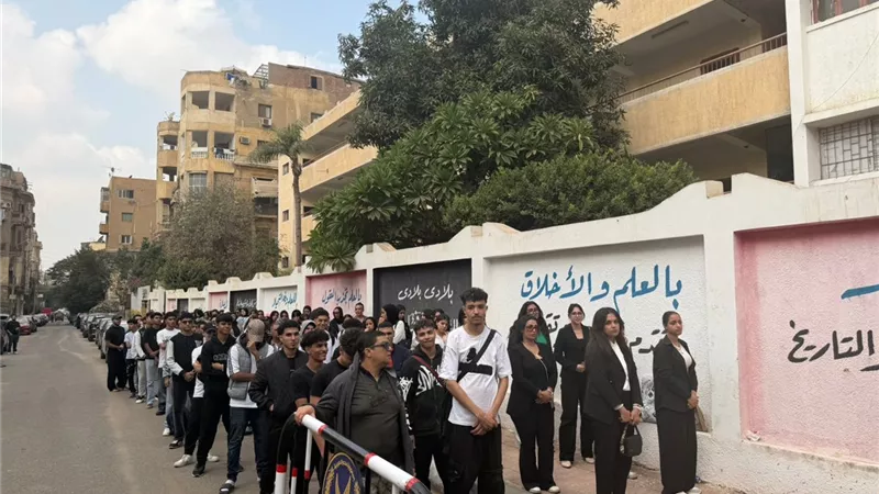 إقبال جماهيري كبير على مدرسة رشيد الابتدائية رغم حرارة الجو