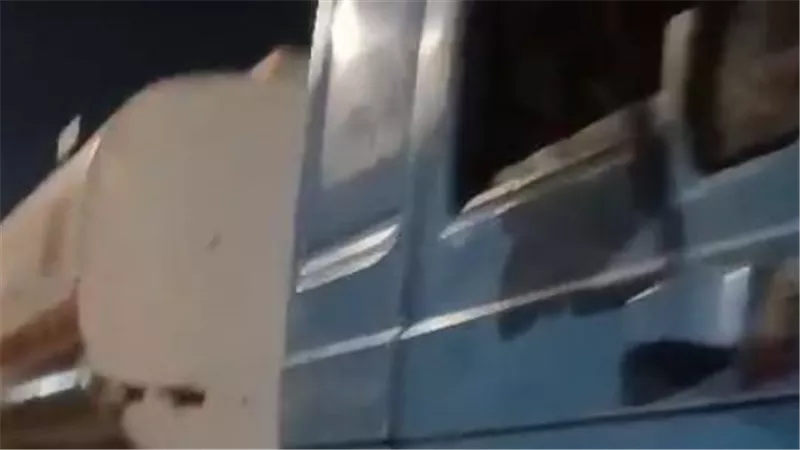 تصادم سيارة تحمل 29 ألف لتر سولار بفواصل كوبري العامرية غرب الإسكندرية 