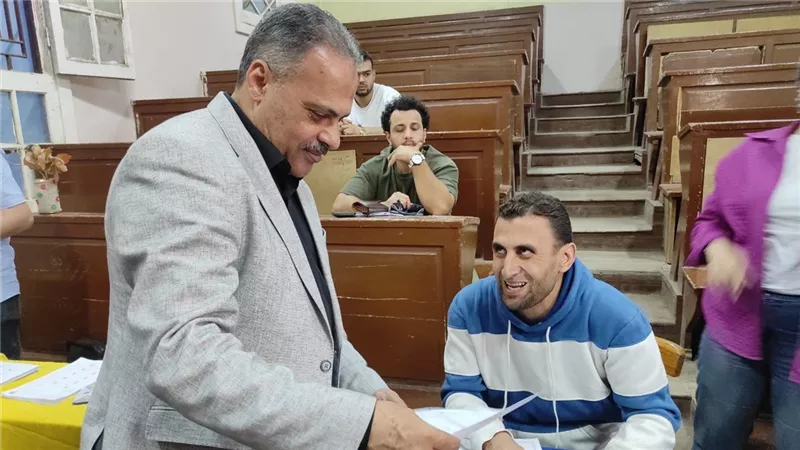 محافظ الشرقية يدلي بصوته في لجنة السادات بالزقازيق في انتخابات النواب