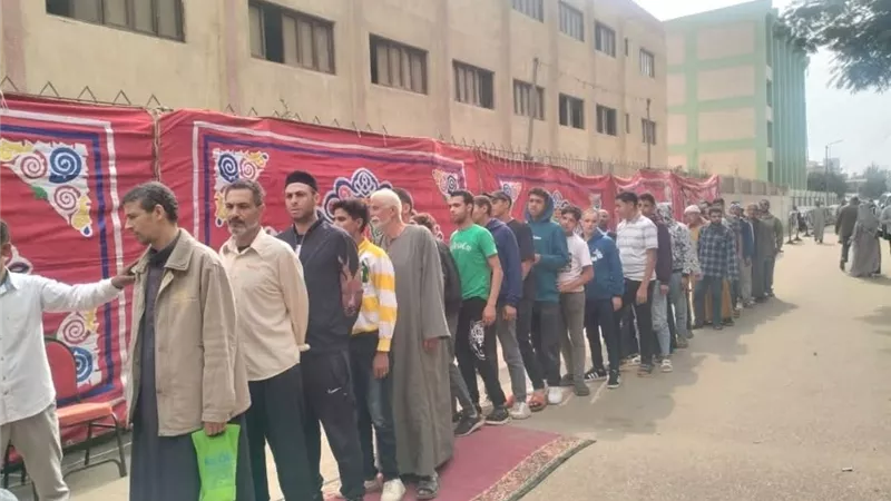  اصطفاف أمام اللجان بقها بمشاركة ذوي الهمم في التصويت بانتخابات مجلس النواب  
