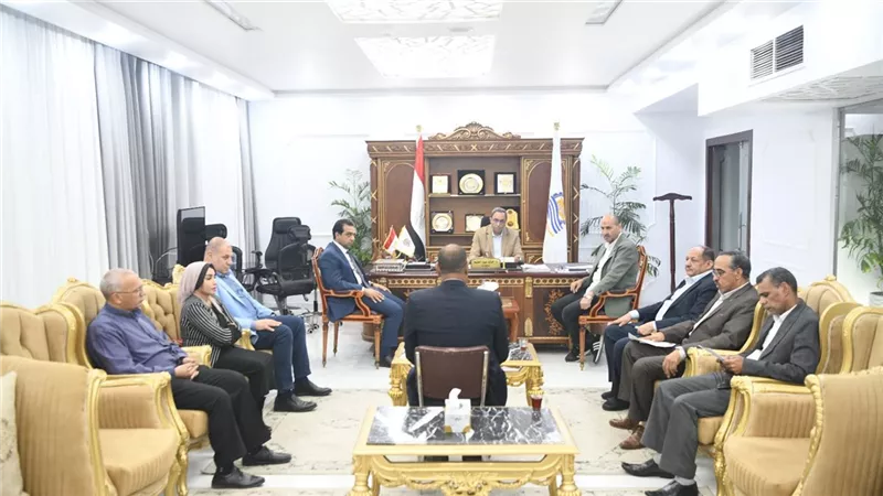 استجابة للمواطنين.. محافظ قنا يوجه بصيانة الإنارة بطريق 