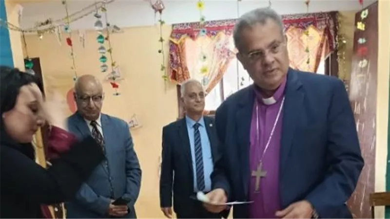 رئيس الطائفة الإنجيلية يدلي بصوته في انتخابات مجلس النواب بمدرسة مصطفى كامل 
