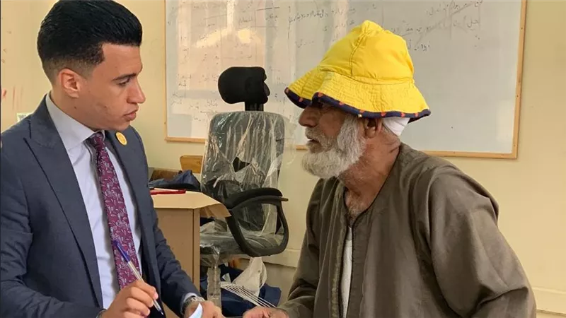 مستشار يساعد كفيف وكبار السن علي الإدلاء بأصواتهم في لجنة انتخابية بالزقازيق