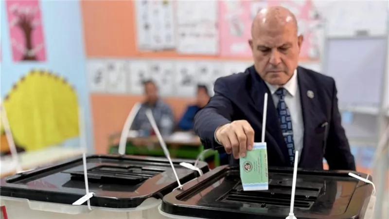 رئيس هيئة النيابة الإدارية يُدلي بصوته في انتخابات مجلس النواب2025