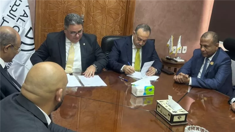محافظ أسيوط يوقع بروتوكول تعاون مع 