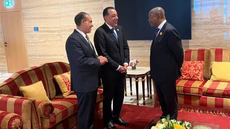 ضمن فعاليات القمة.. رئيس جمهورية أنجولا يستقبل رئيس مجلس الوزراء