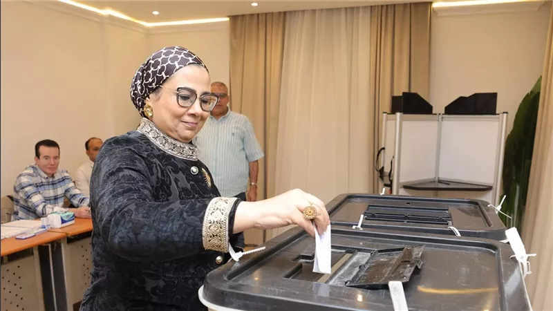 المستشارة أمل عمار تدلي بصوتها  في المرحلة الثانية من انتخابات مجلس النواب 