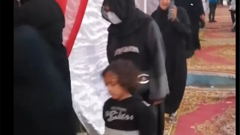 بعد الاستراحة.. إقبال الناخبين على لجنة الثانوية العسكرية بحي السويس