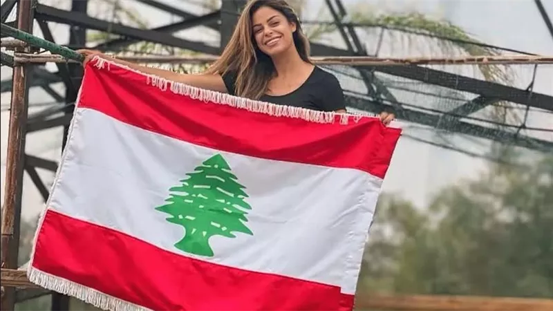 لبنان يدخل موسوعة جينيس لأكبر شجرة أرز بلاستيكية في العالم 
