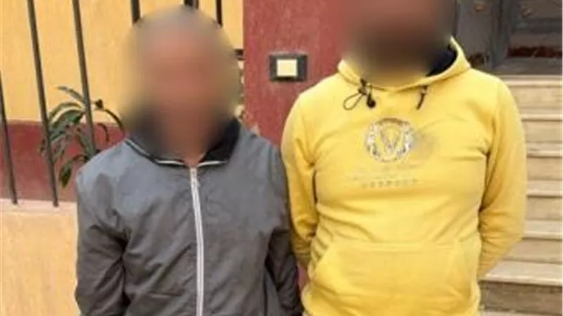 القبض على شخصين أثناء توزيعهما كروت انتخابية بمحيط إحدى اللجان بالقاهرة 