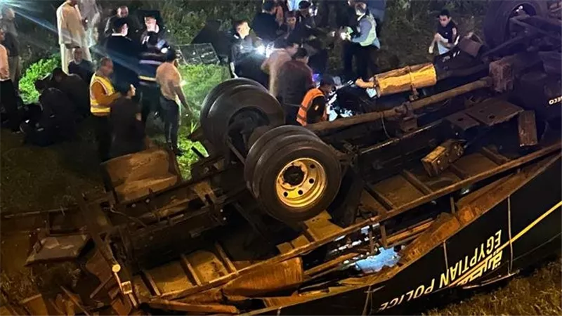 إصابة 23 شخصا في انقلاب سيارة على الطريق الزراعي بالبحيرة