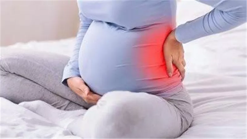 الهرمونات والحمل والولادة وراء اختلاف ألم الظهر عند النساء