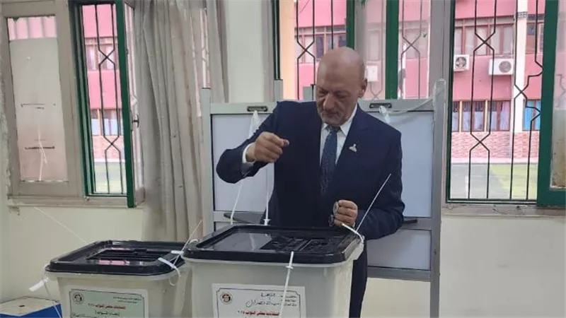 المستشار حسين أبو العطا يدلي بصوته في انتخابات مجلس النواب 2025