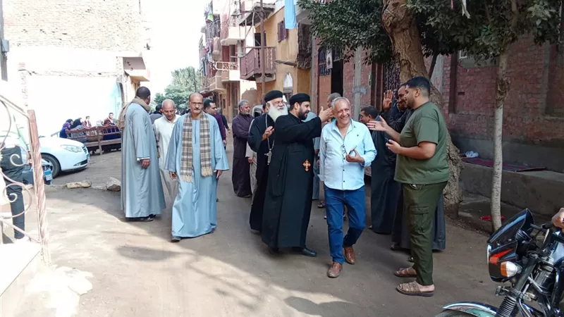 وحدة وطنية: شيخ وقسيس يصوتان داخل لجنة انتخابية بالقليوبية