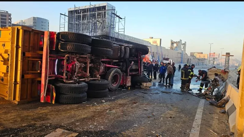 مصرع شخصين بسبب انقلاب تريلا علي سيارة بيجو بمحور القاهره الدائري
