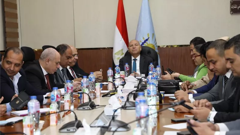 محافظ القاهرة يترأس اجتماعًا بغرفة العمليات المركزية لمتابعة الانتخابات
