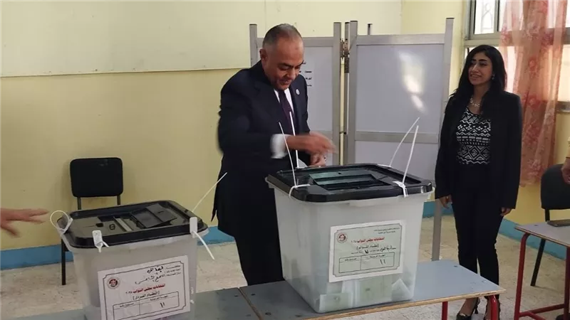المدير التنفيذي للهيئة الوطنية يشارك في التصويت بانتخابات النواب