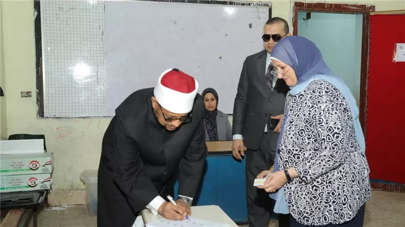 داعيا لمشاركة واعية.. أمين (البحوث الإسلامية) يُدلي بصوته في انتخابات النواب
