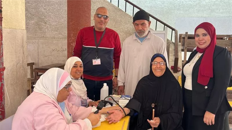 فرق الرعاية الطبية تدعم الناخبين في معهد القابوطي الابتدائي الأزهري بحي الضواح