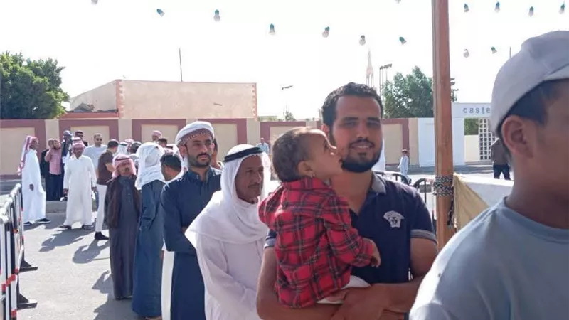 مشاهد مميزة أمام لجنة رفاعة الطهطاوي بجنوب سيناء.. طوابير بالزي السيناوي 
