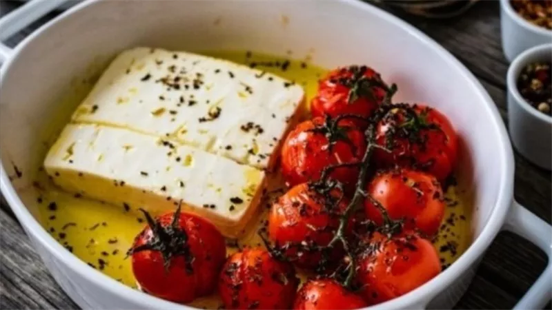 الفيتا والطماطم المشوية .. وصفة سريعة ومميزة للمنزل