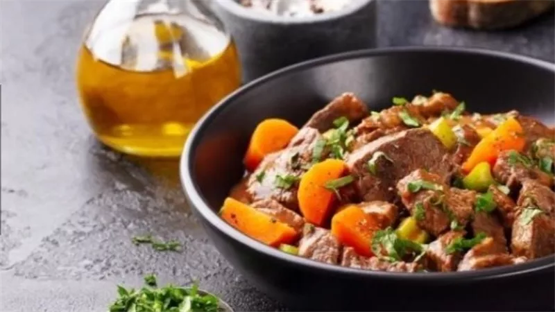 طريقة لذيذة لعمل اللحم المحمر بخطوات بسيطة وصوص مميز  