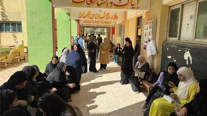 توافد الناخبين للإدلاء بأصواتهم في انتخابات مجلس النواب بلجنة السناجره 