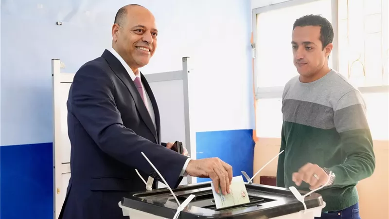 وزير العمل يُدلي بصوته في انتخابات مجلس النواب بالتجمع الخامس