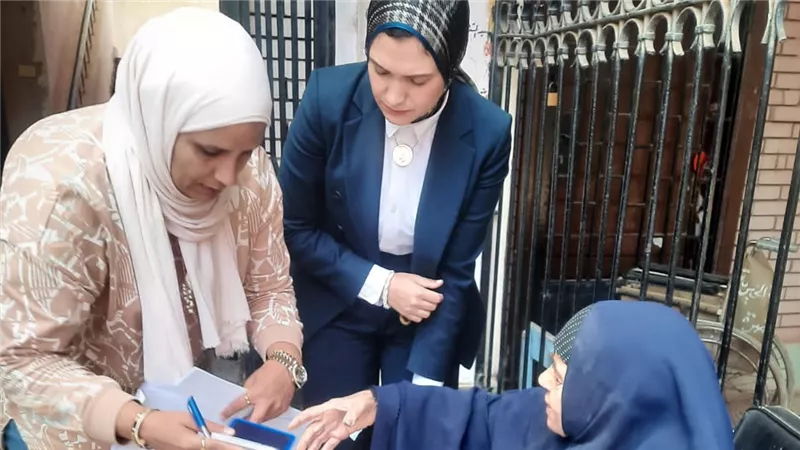 موقف إنسانى .. مستشارة تساعد سيدة مسنة للإدلاء بصوتها بمحافظة القليوبية 