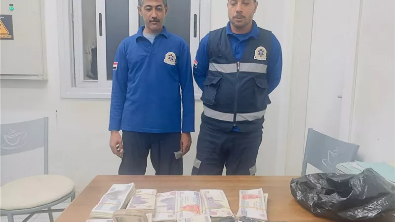 بطولة على طريق السخنة.. مسعفان ينقذان شابًا ويثبتان أن الأمانة فوق كل شيء
