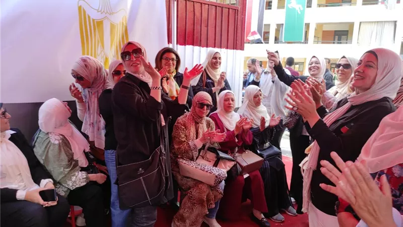 بالزغاريد وأعلام مصر.. إقبال كبير من الناخبين على لجان دمياط للإدلاء بأصواتهم