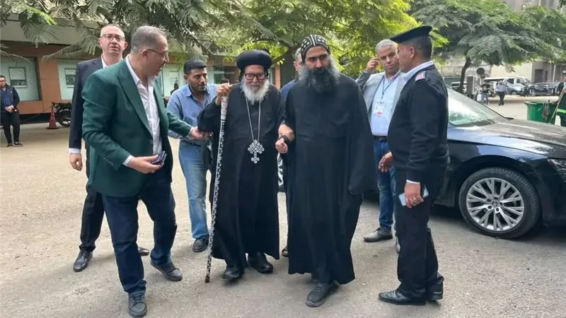 الأنبا مرقس مطران شبرا الخيمة يدلي بصوته في انتخابات مجلس النواب 