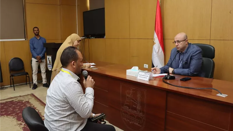 محافظ بنى سويف يقرر صرف إعانة لسيدة وفتاة ويوجه بسرعة حل مشكلات المواطنين