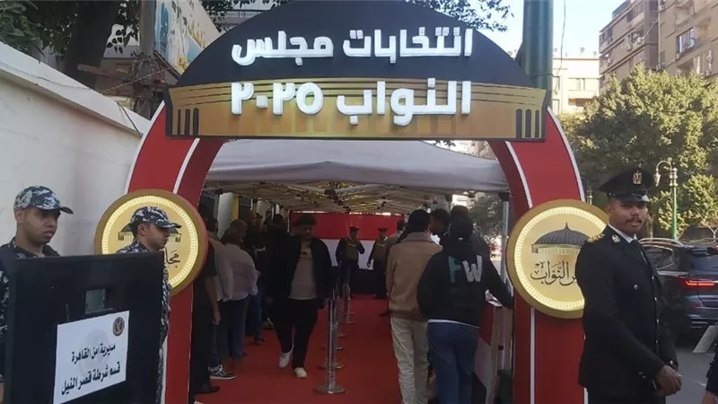 حشد جماهيري كبير للناخبين أمام مدارس قصر النيل للتصويت في انتخابات النواب