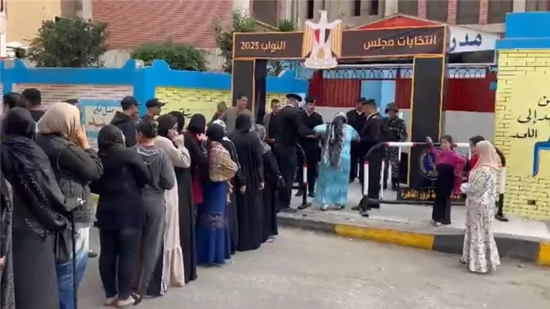 اللجان تستقبل الناخبين في اليوم الثاني وسط تأمين كامل وانضباط 