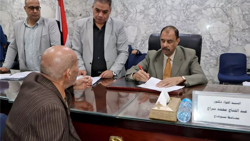 محافظ سوهاج يعقد اللقاء الجماهيري الأسبوعي للاستماع إلى شكاوى وطلبات المواطنين
