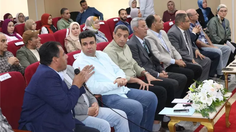 طلاب أسيوط يستعرضون نتائج الدراسة الميدانية ومشروعات التطوير بالسويس