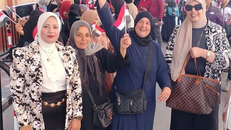 سيدات بورسعيد يرفعن علم مصر وسط إقبال متزايد في لجنة اليرموك الابتدائية