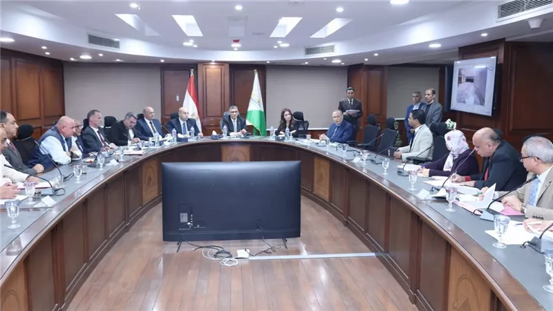 محافظ الجيزة يعقد اللقاء الأسبوعي لبحث شكاوى المواطنين