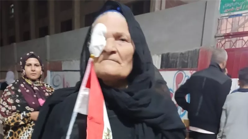 رغم الجراحة.. مسنة بعمر 77 عاما تصر على التصويت في الزقازيق